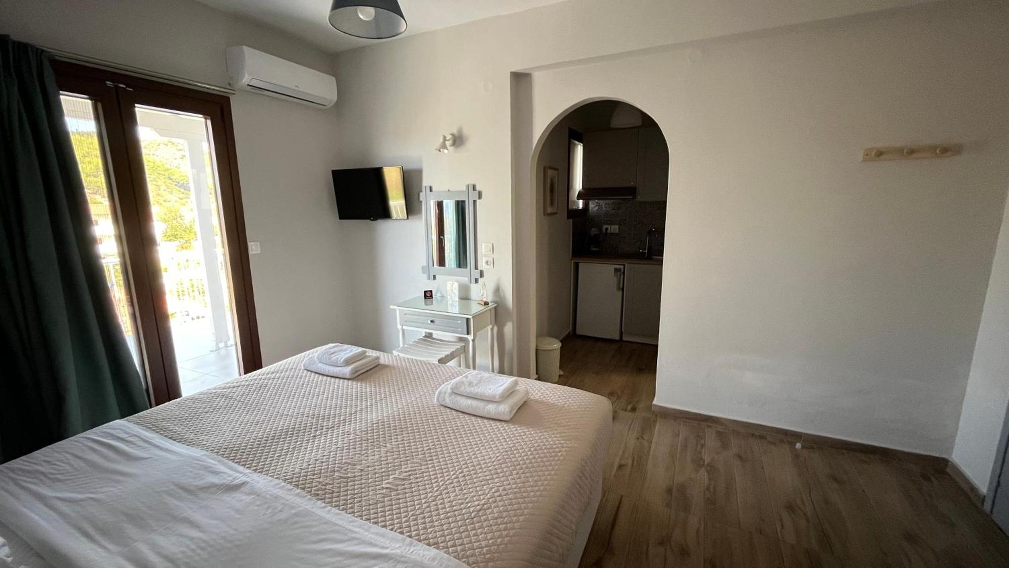 Golden Evelyn Aparthotel Агия Параскеви Екстериор снимка